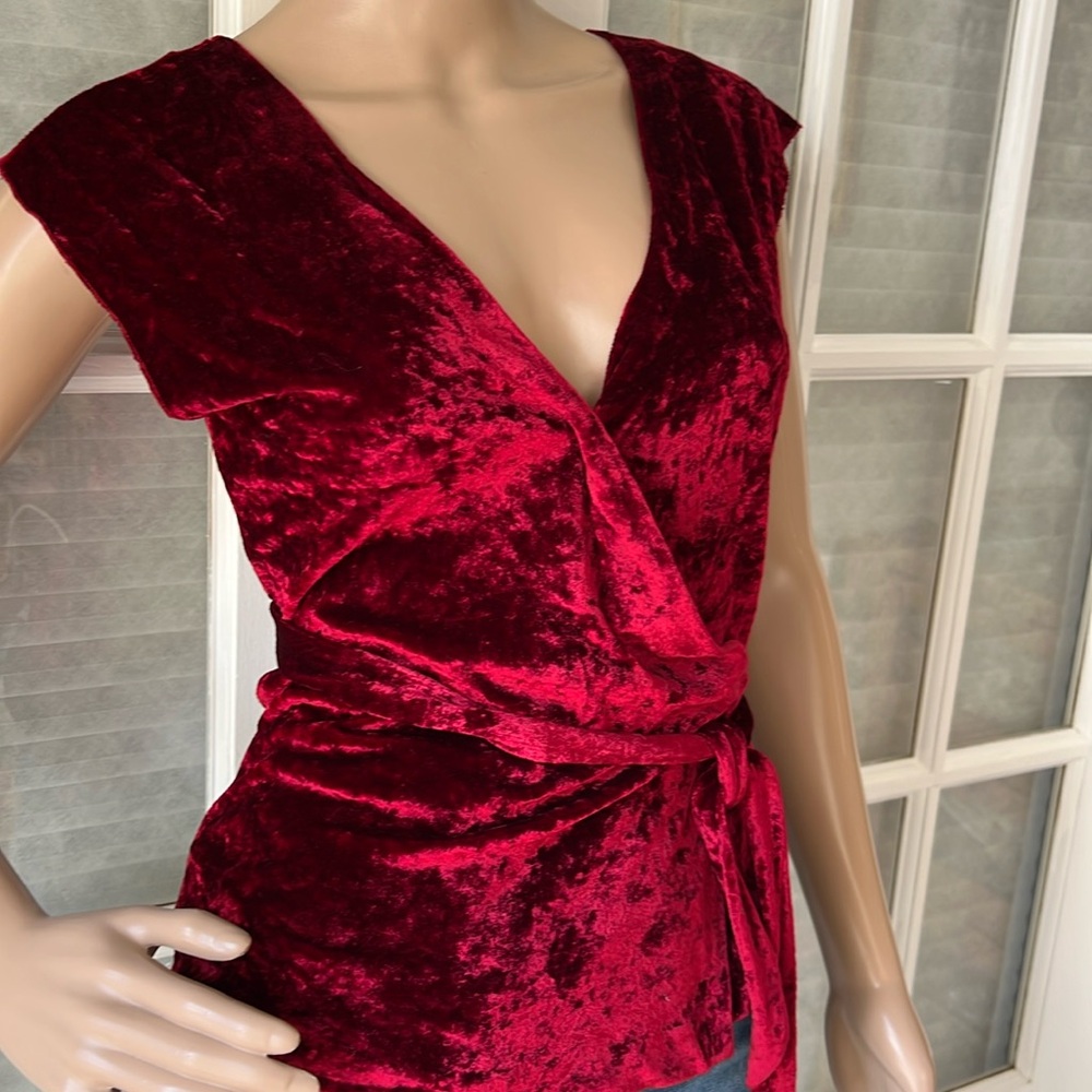 Banana republic gorgeous maroon velvet look sleeveless true top SZ S